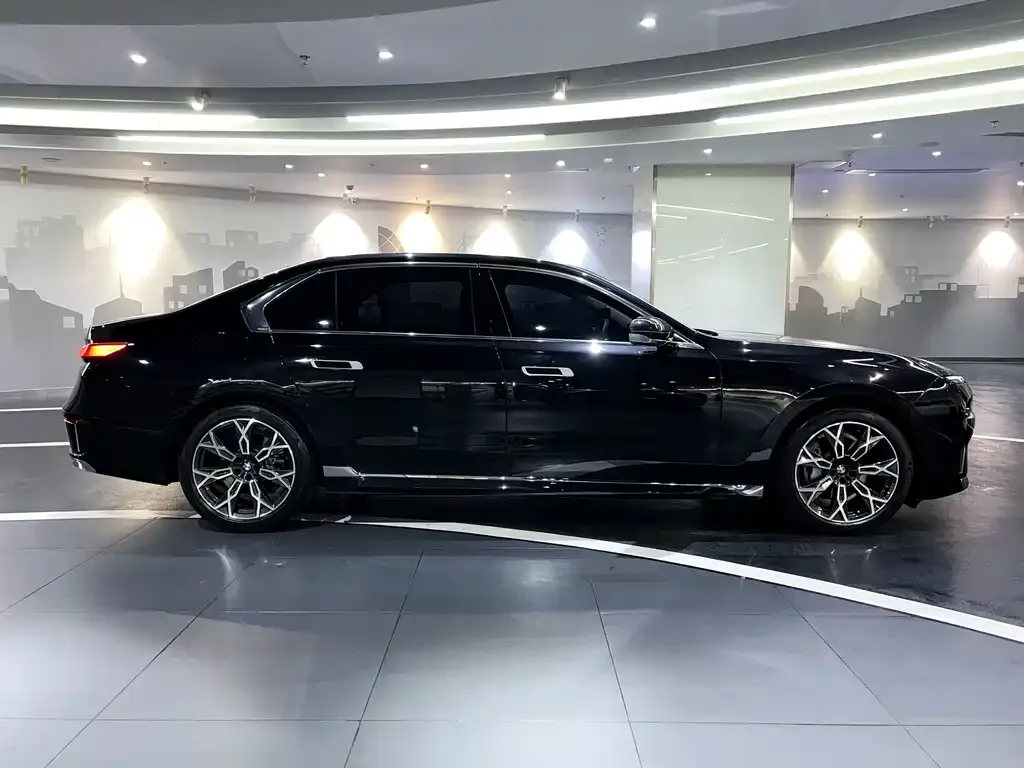 BMW 7 Series 2023 из CN, фото 2