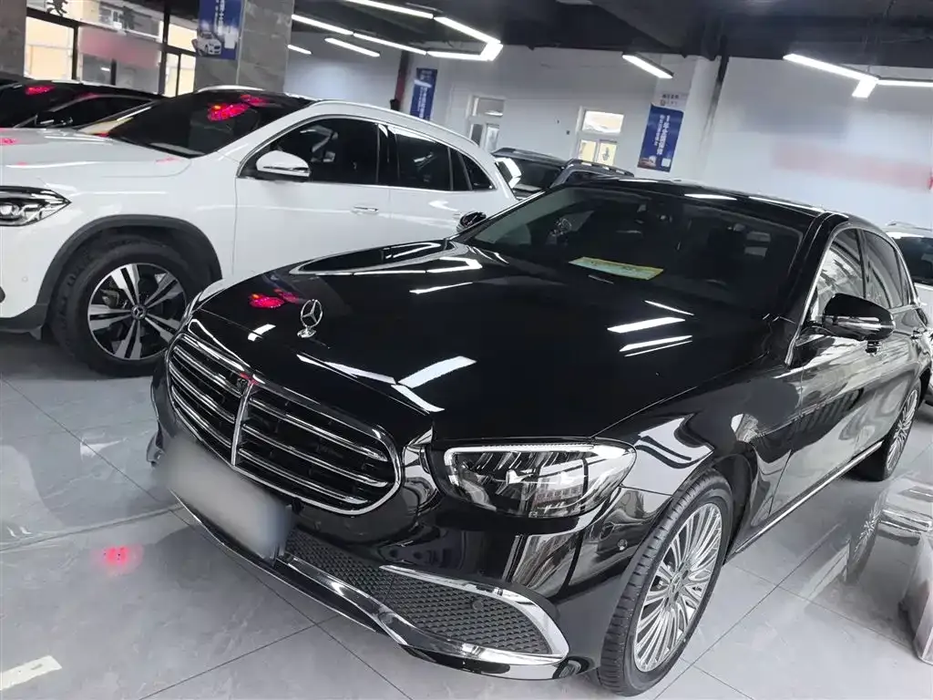 Mercedes-Benz E-Class — фото 1