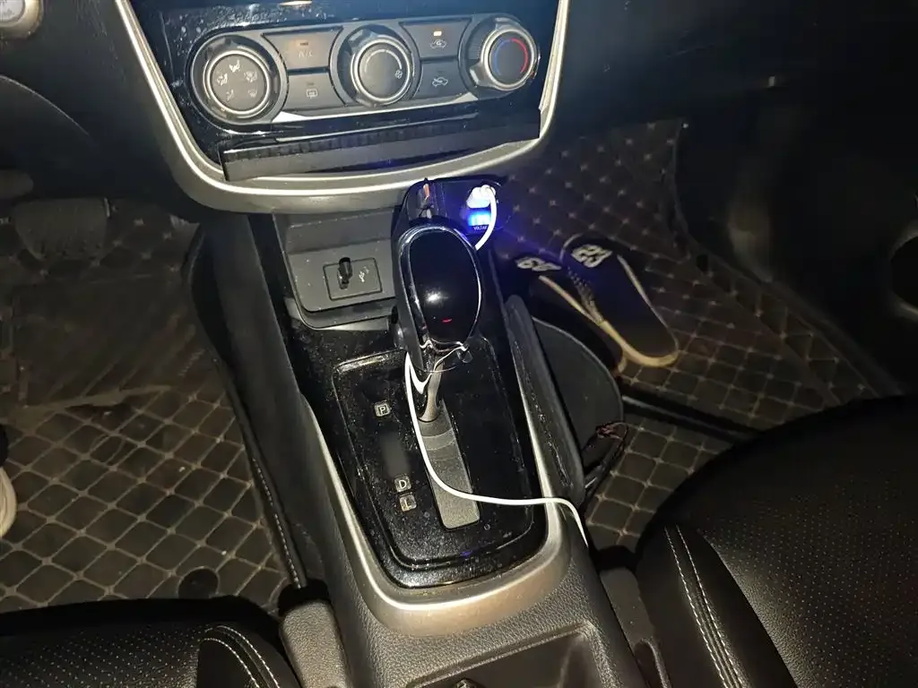 Nissan Tiida — фото 10