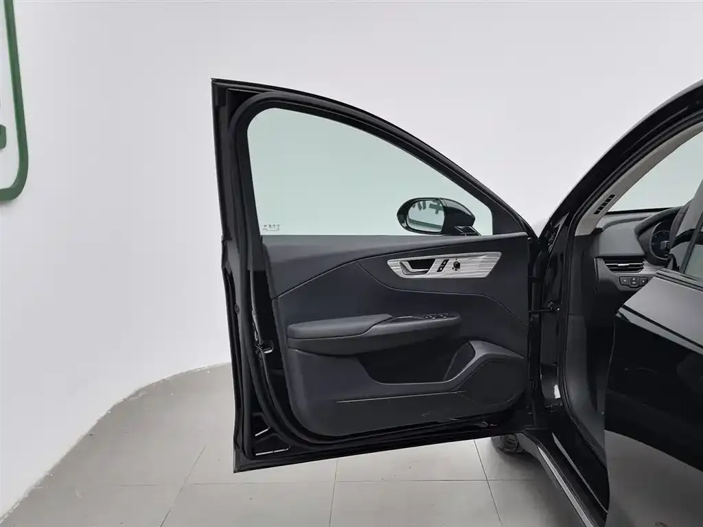 Hongqi E-QM5 — фото 8