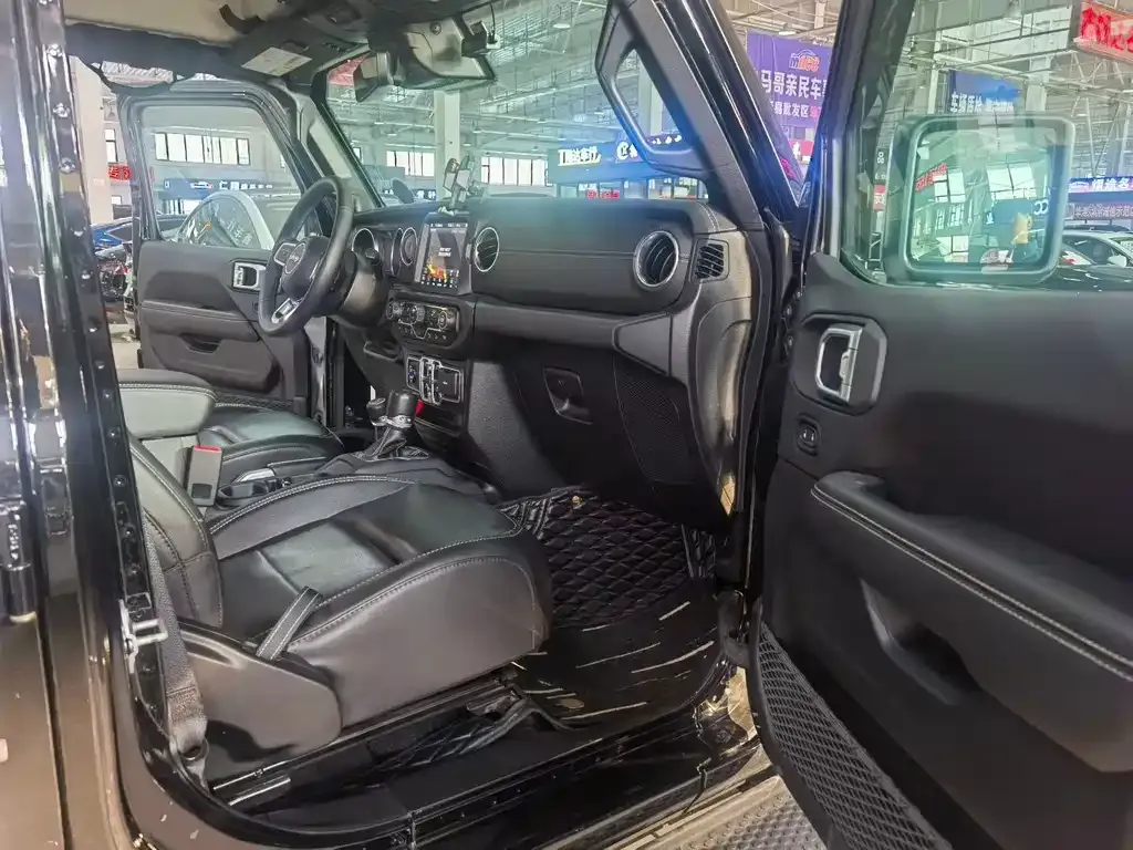 Jeep Wrangler 2023 из CN, фото 5