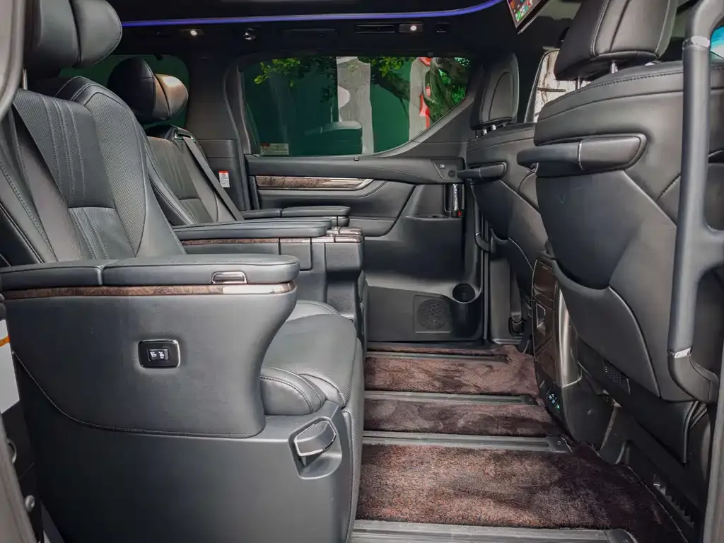 Toyota Vellfire — фото 10
