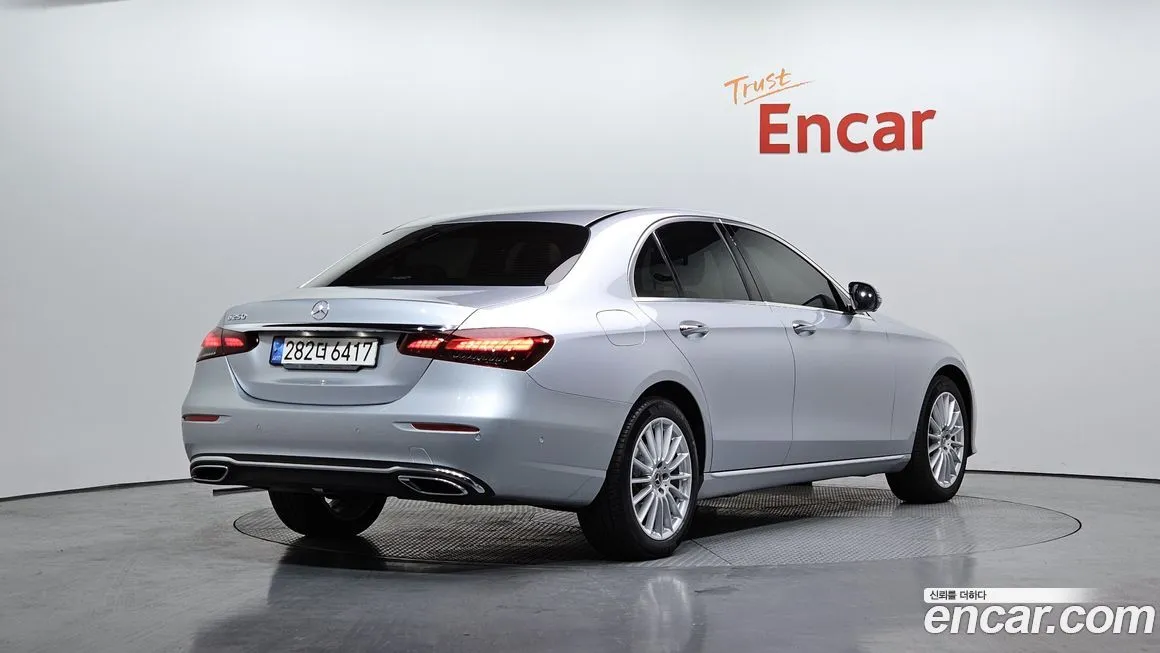 Mercedes-Benz E-Class — фото 10