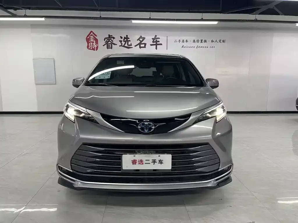 Toyota Sienna 2023 из CN, фото 2