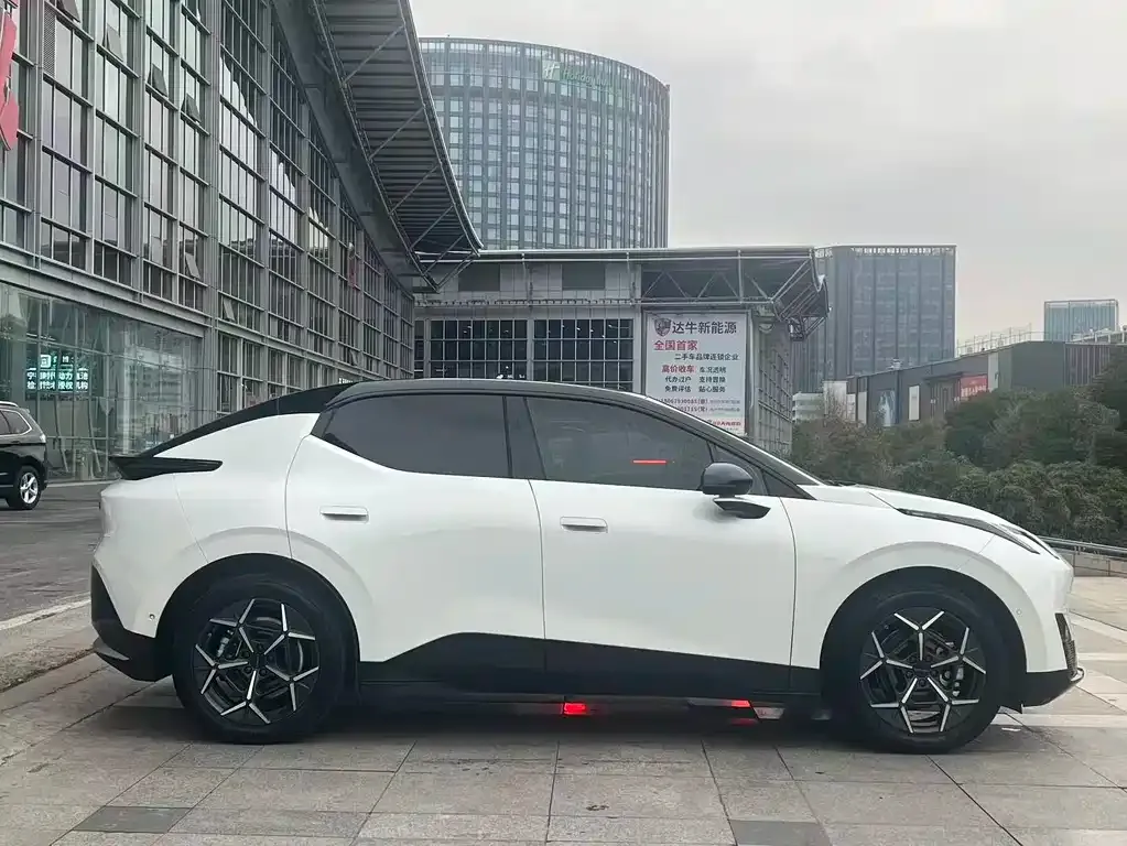 Lynk & Co Z20 — фото 10