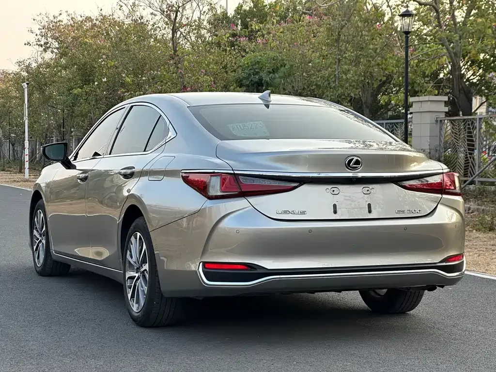 Lexus ES — фото 10