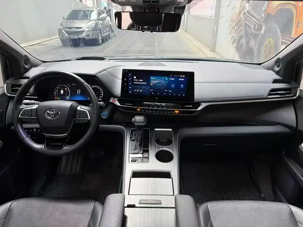Toyota Sienna 2023 из CN, фото 2