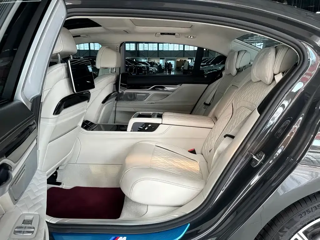 BMW 7 Series — фото 10