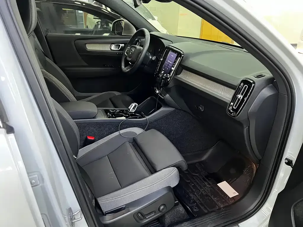 Volvo XC40 2023 из CN, фото 4