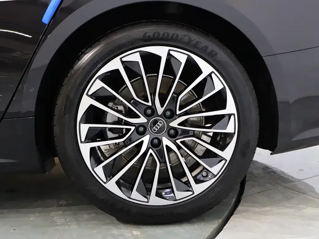 Audi A7L 2024 из CN, фото 6