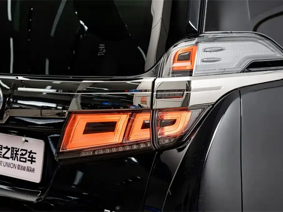 Toyota Vellfire — фото 2