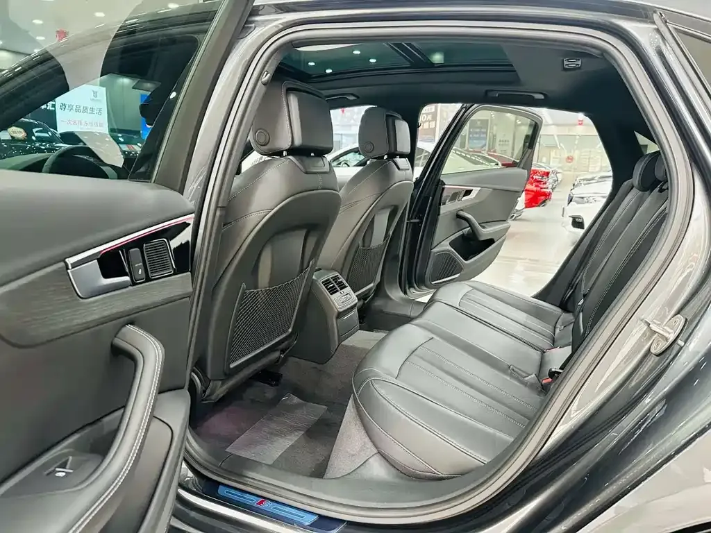 Audi A4L 2023 из CN, фото 10