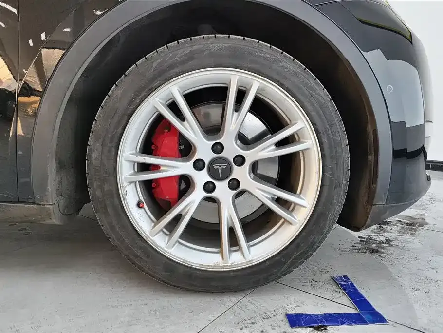 Tesla Model Y — фото 9