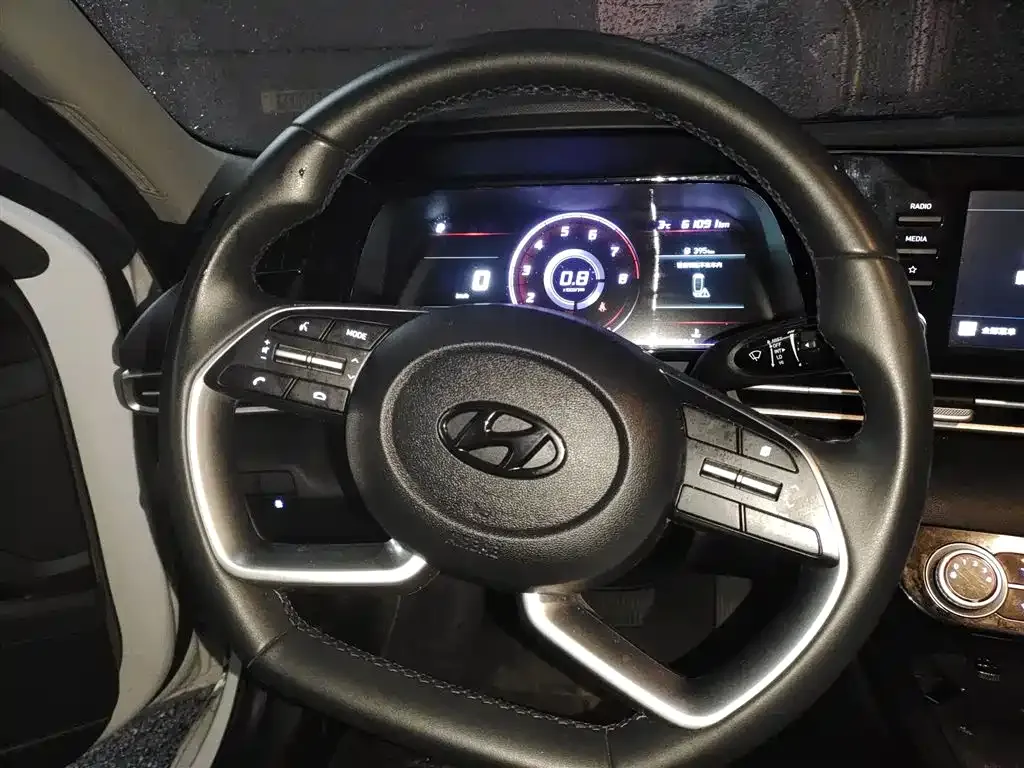 Hyundai Elantra — фото 10