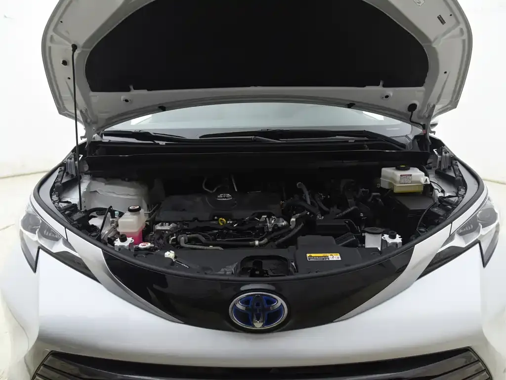 Toyota Sienna 2023 из CN, фото 2
