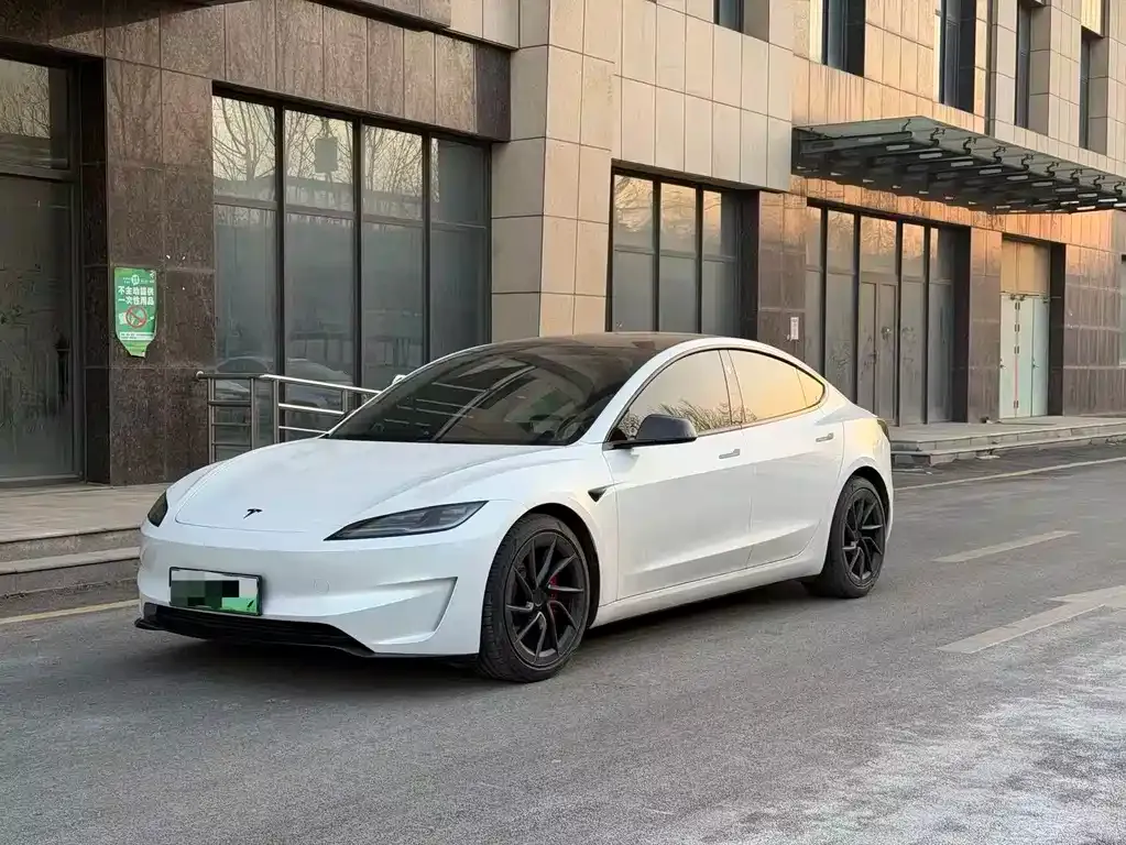 Tesla Model 3 — фото 1