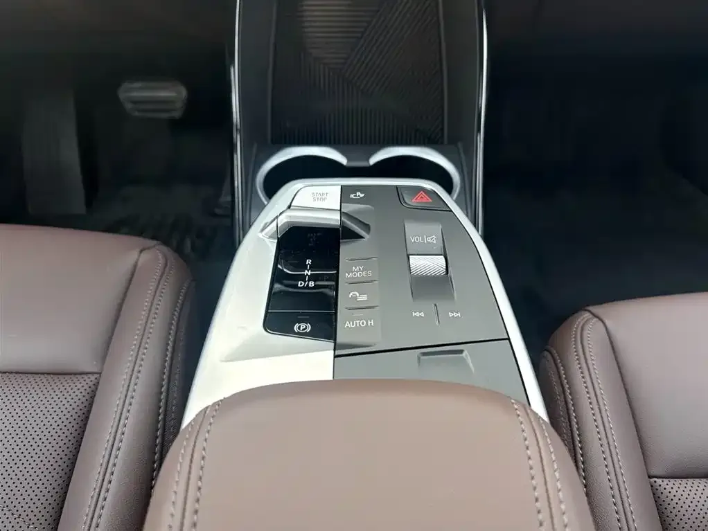 BMW iX1 2025 из CN, фото 2