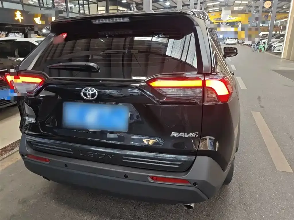 Toyota RAV4 — фото 7