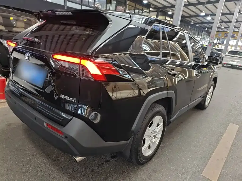 Toyota RAV4 — фото 6