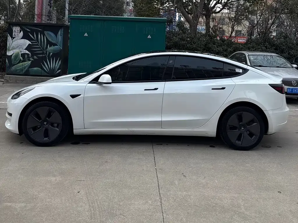 Tesla Model 3 — фото 8