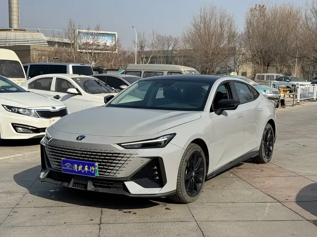 Changan UNI-V iDD — фото 1