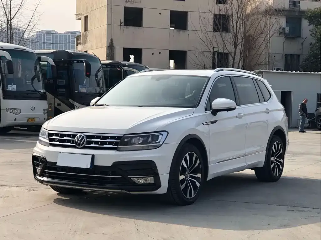 Volkswagen Tiguan L — фото 1