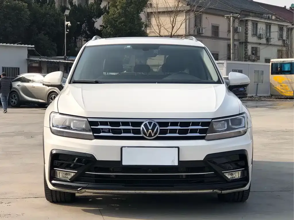 Volkswagen Tiguan L — фото 10