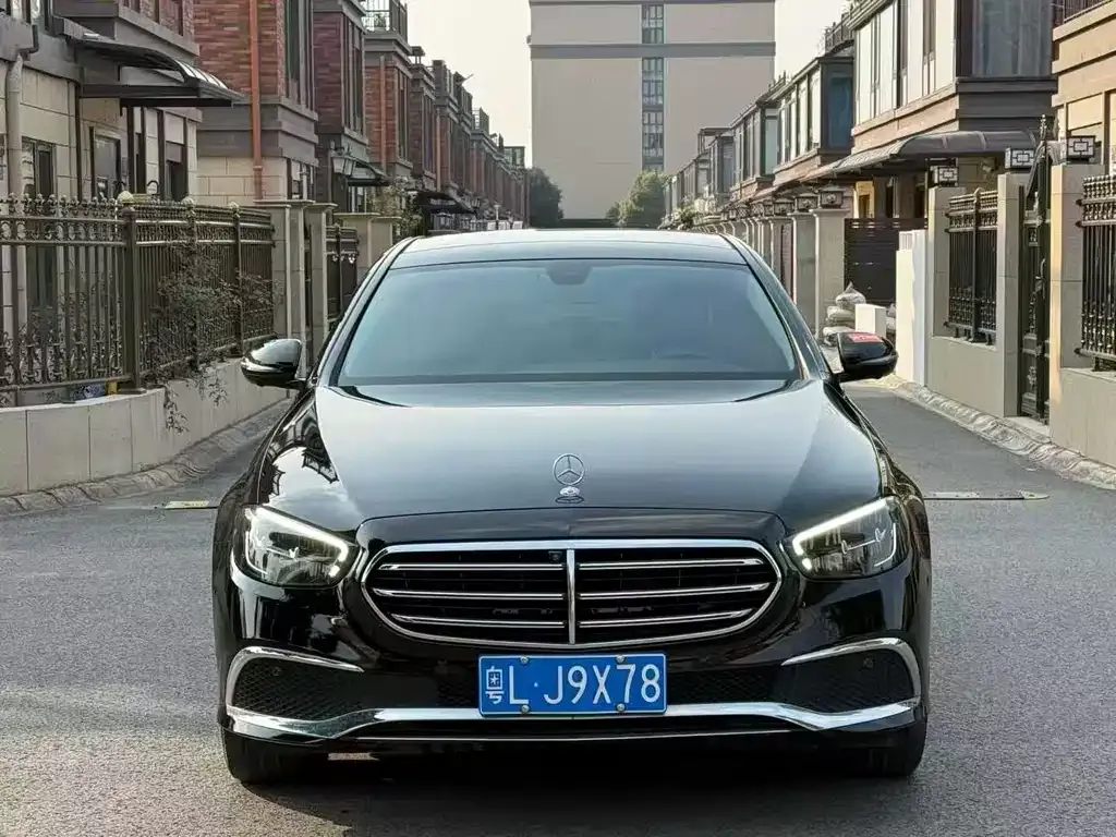 Mercedes-Benz E-Class — фото 1