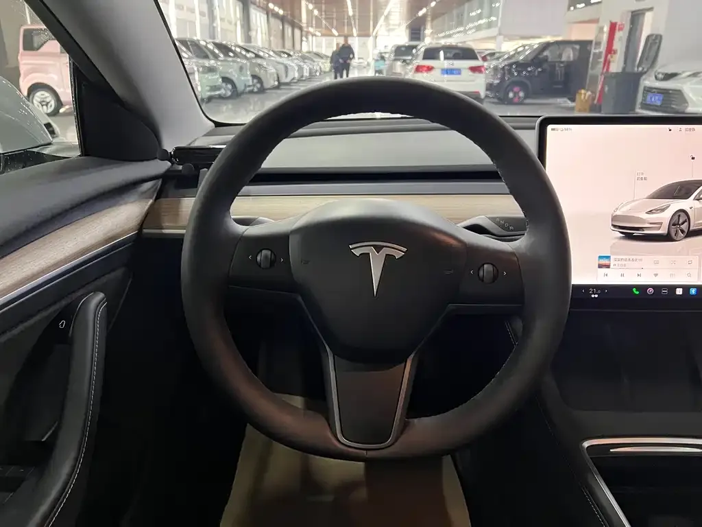 Tesla Model 3 — фото 7