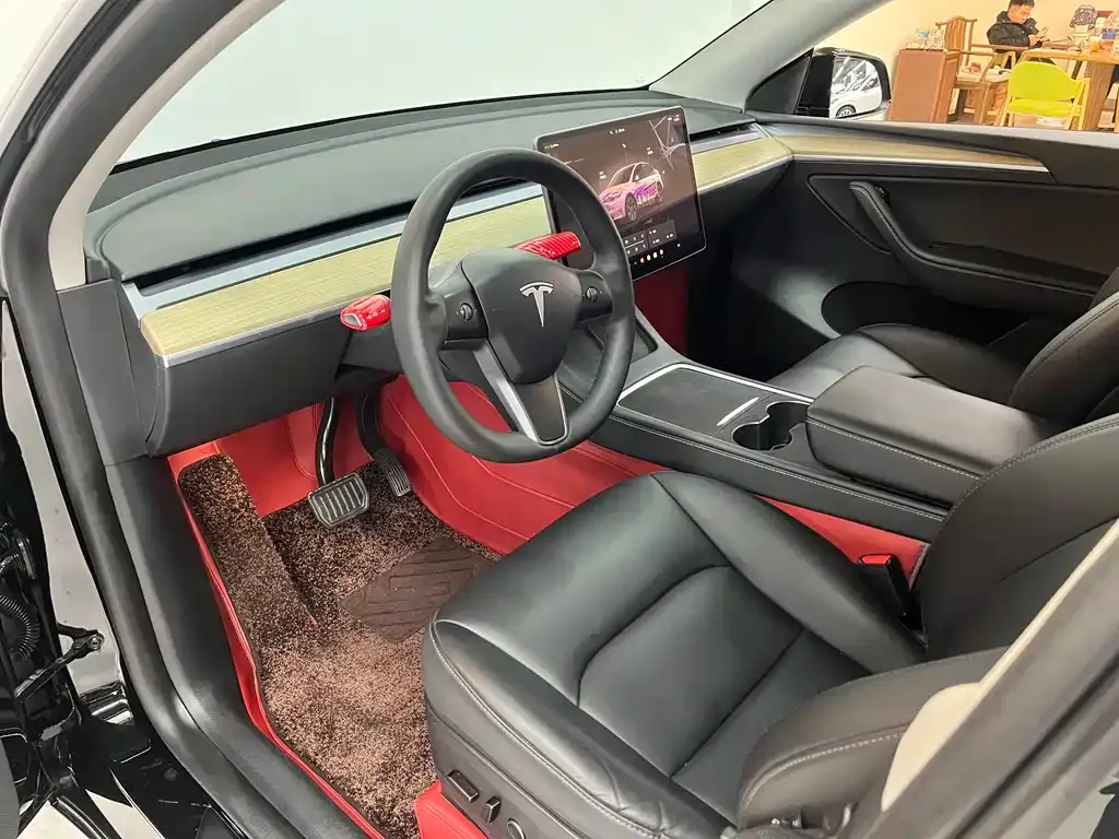 Tesla Model Y — фото 10