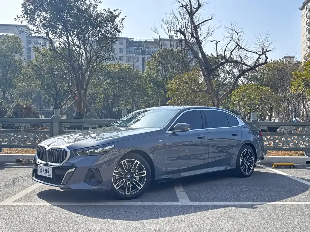 BMW 5 Series — фото 1
