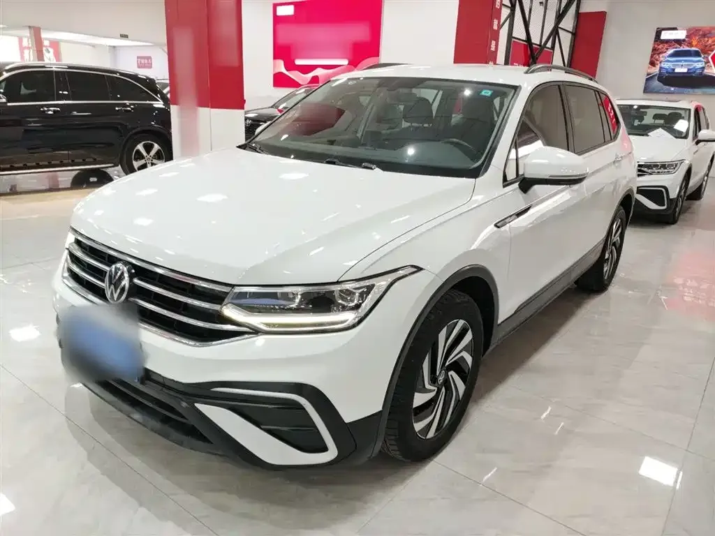 Volkswagen Tiguan L — фото 1