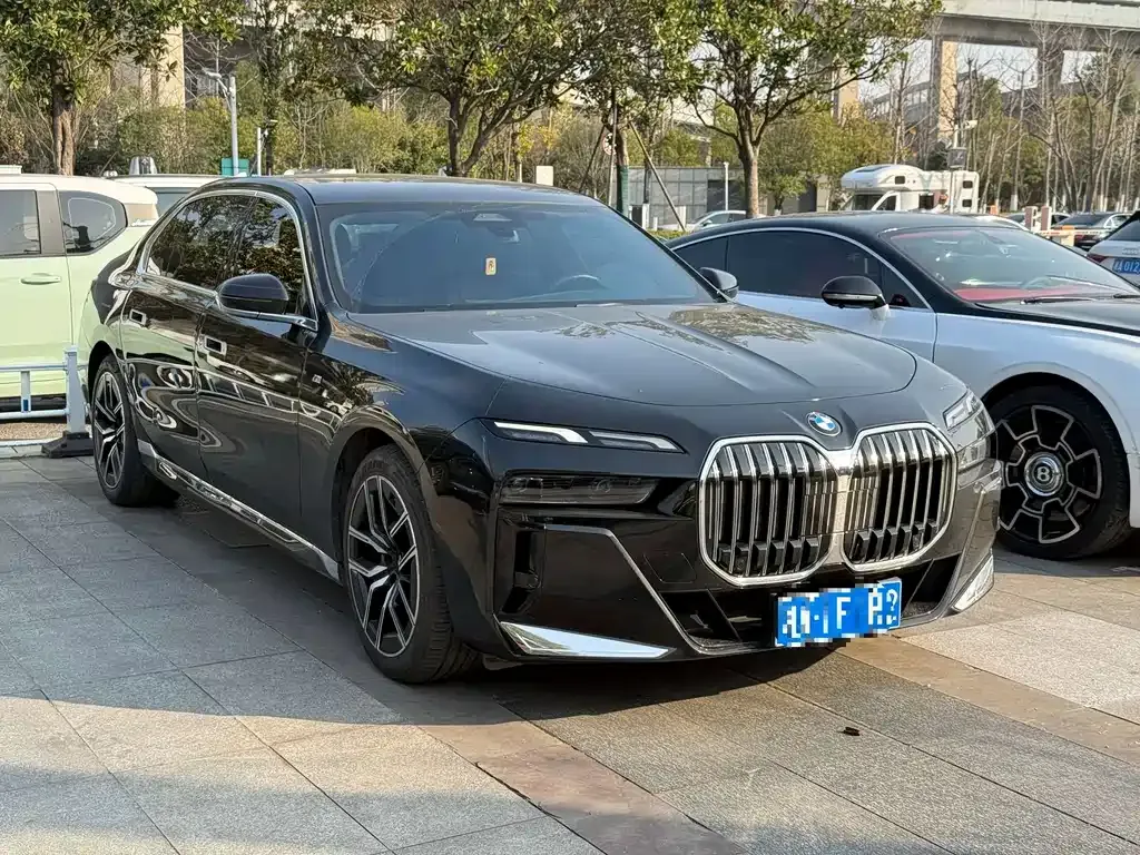 BMW 7 Series — фото 1