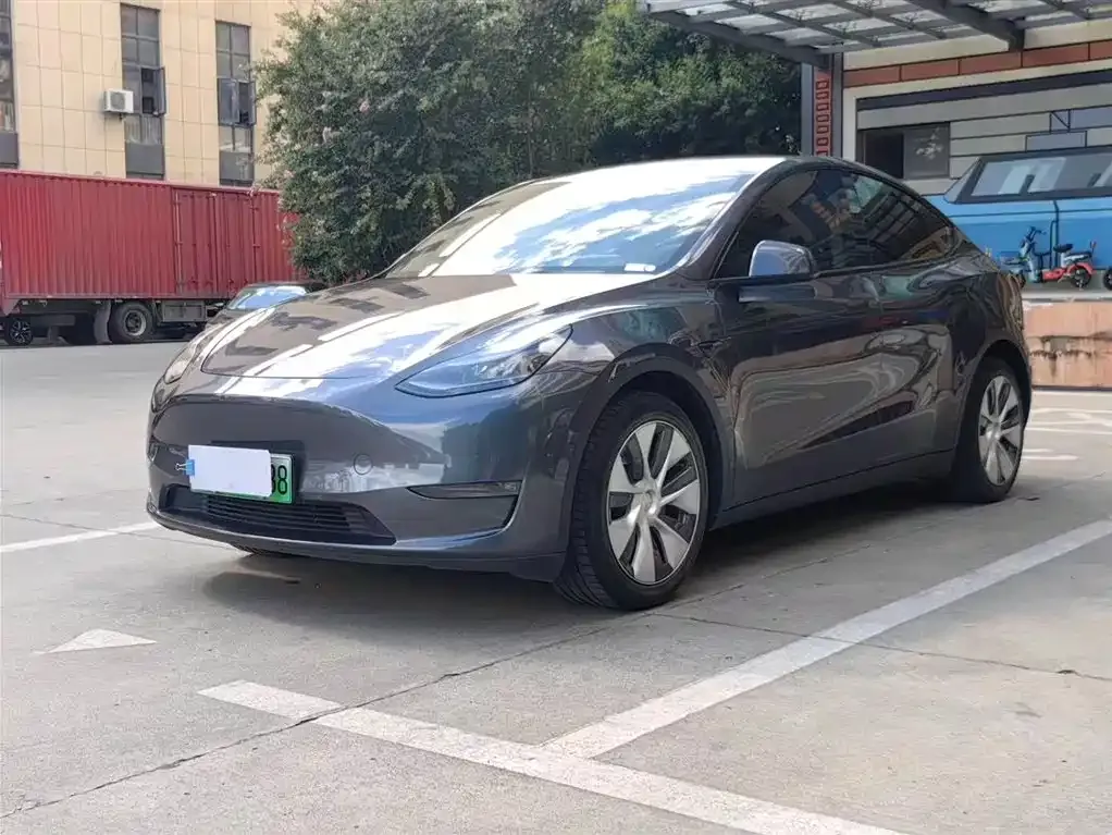 Tesla Model Y — фото 1