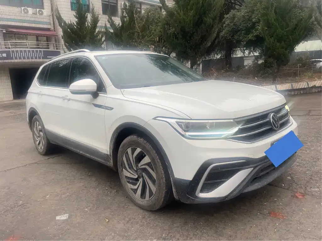 Volkswagen Tiguan L — фото 1