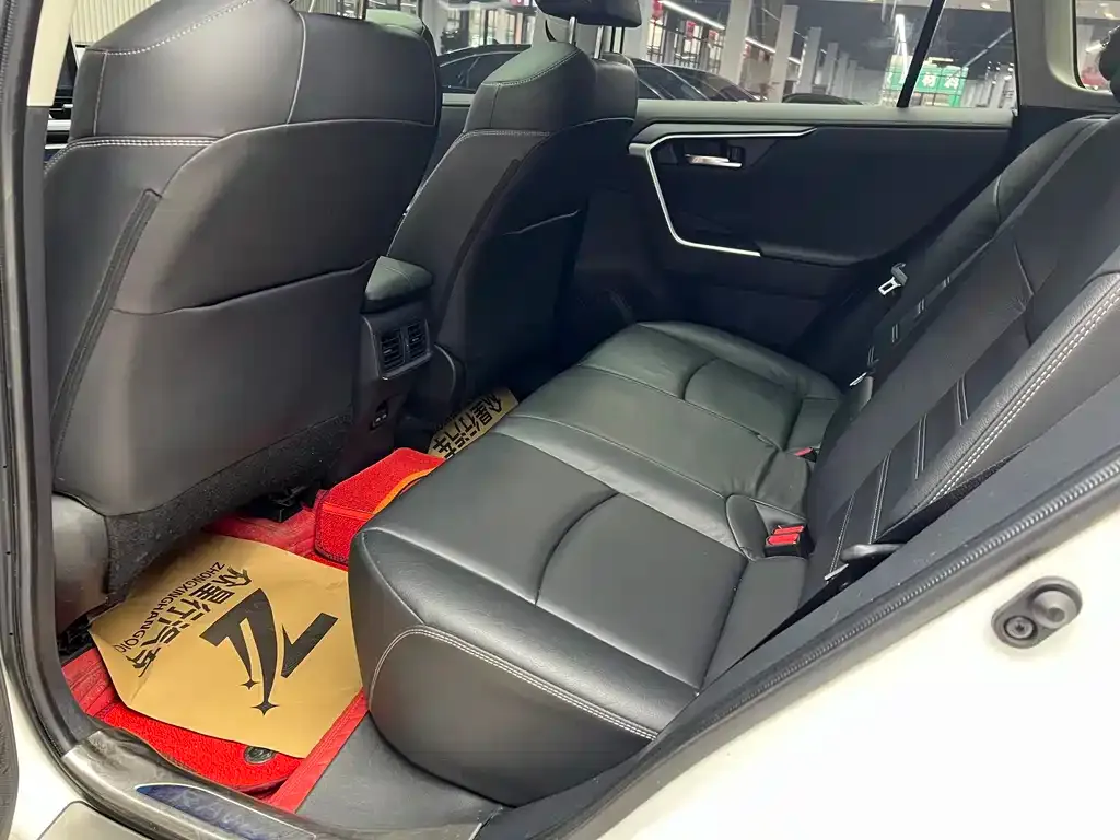 Toyota RAV4 — фото 6
