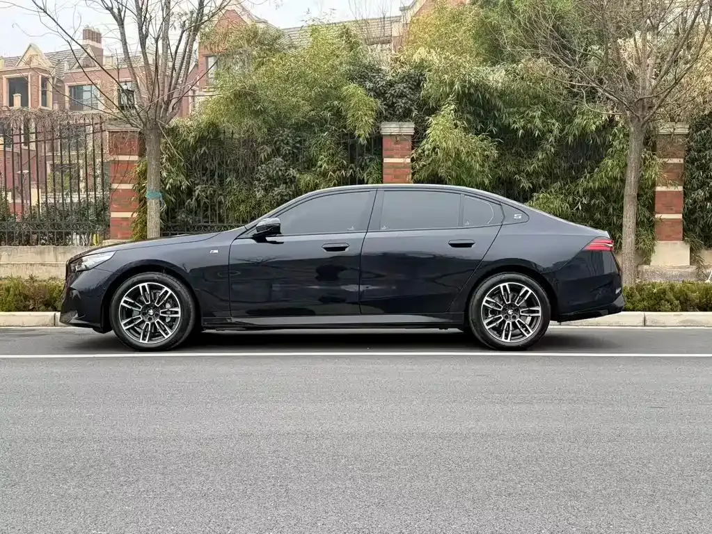 BMW 5 Series 2025 из CN, фото 4