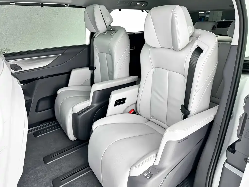 Buick GL8 2025 из CN, фото 10