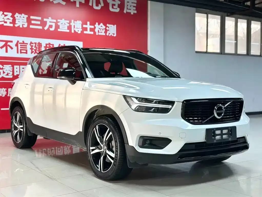 Volvo XC40 — фото 8