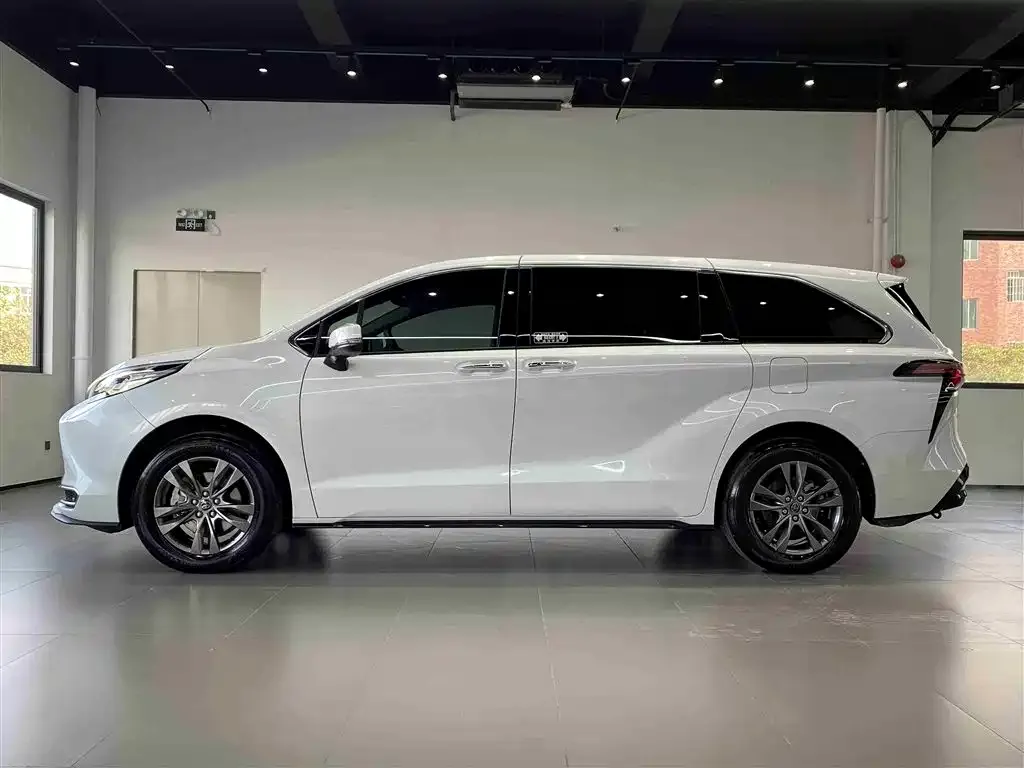 Toyota Sienna 2025 из CN, фото 2