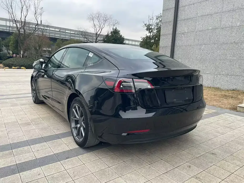 Tesla Model 3 — фото 3