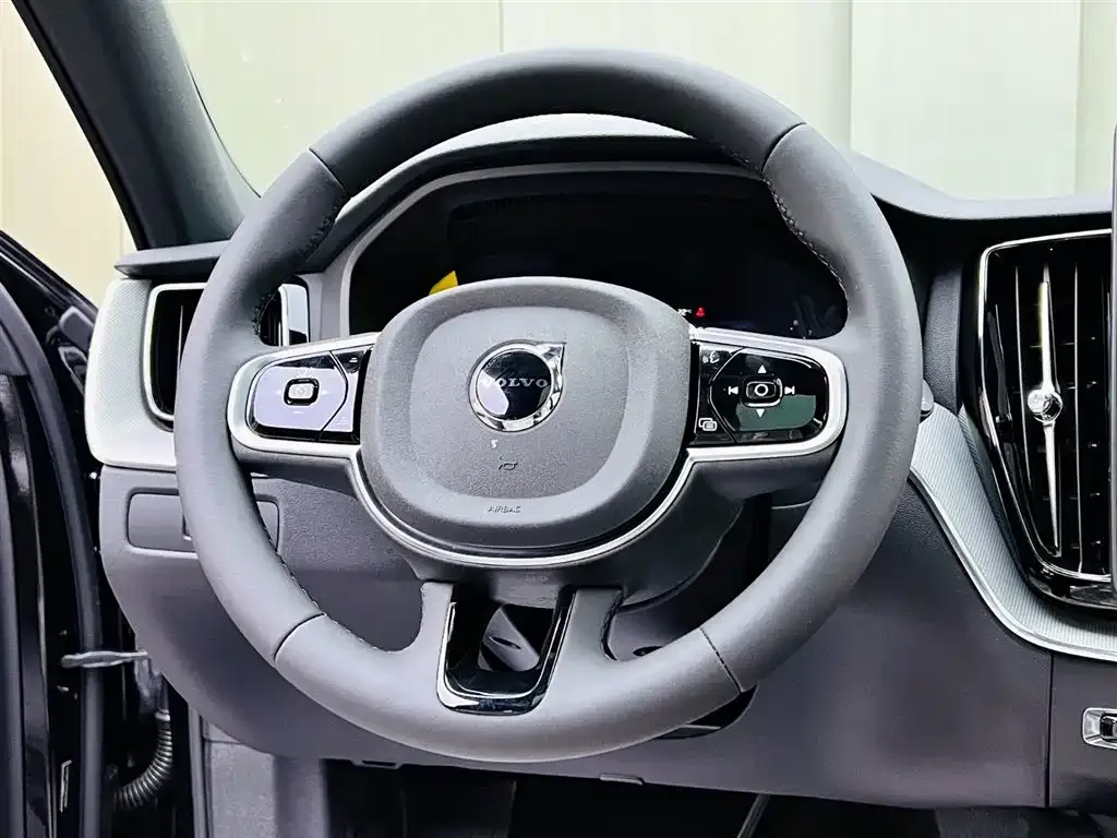 Volvo XC60 — фото 4