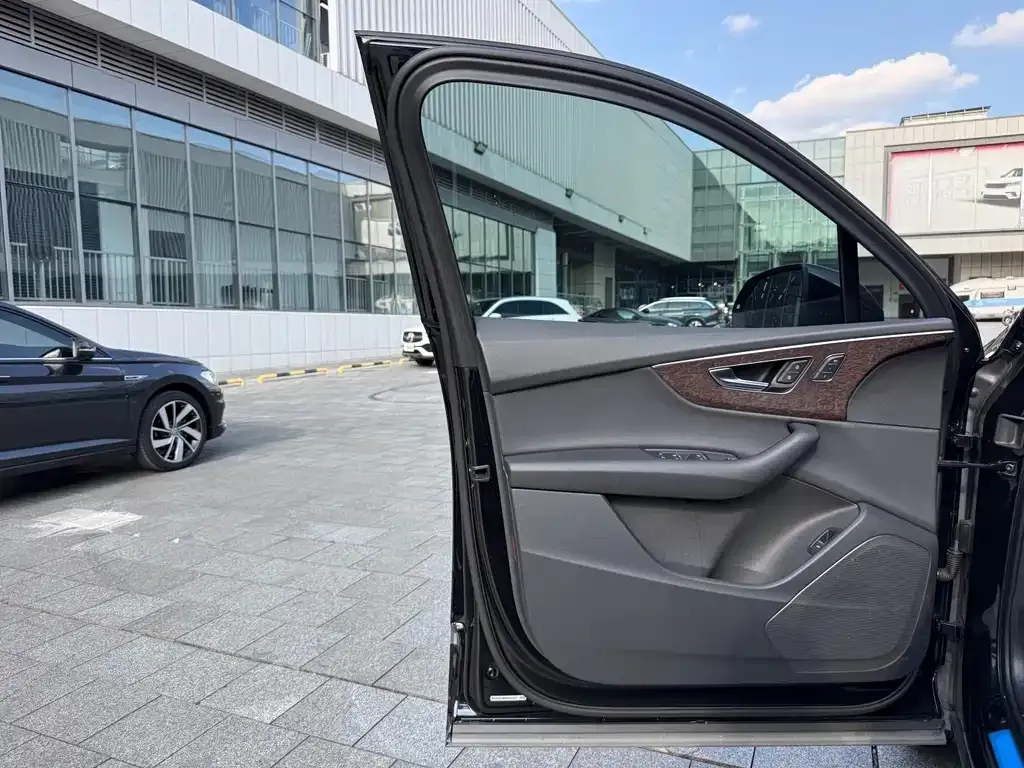 Audi Q7 2021 из CN, фото 9