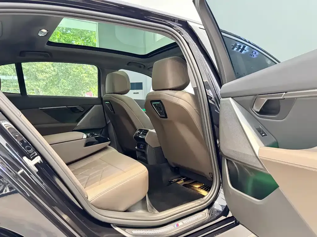 BMW 5 Series 2025 из CN, фото 8