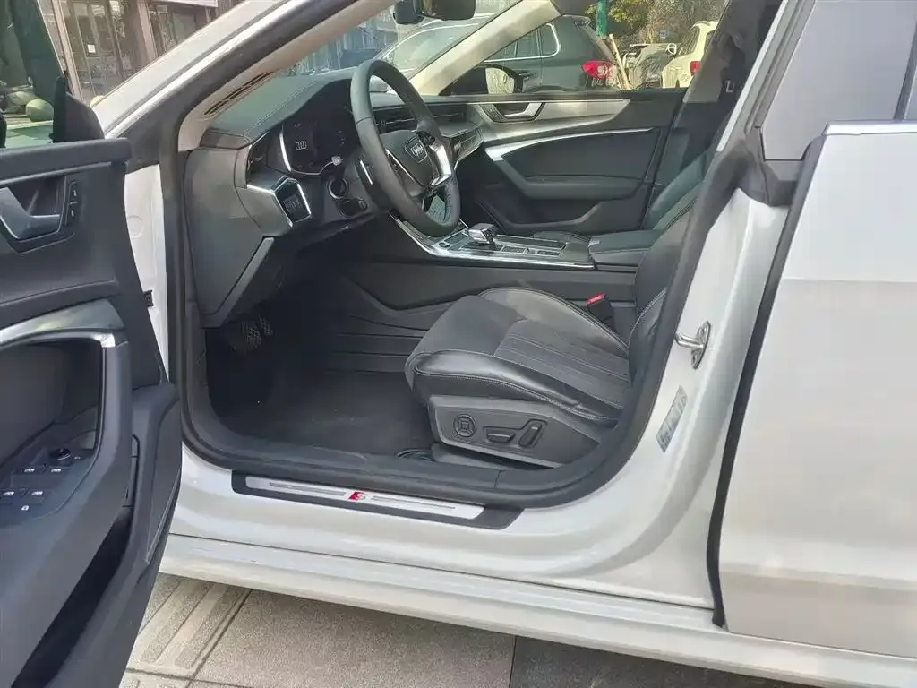 Audi A7L 2022 из CN, фото 1