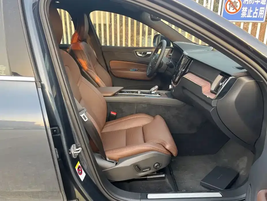Volvo XC60 PHEV 2024 из CN, фото 4