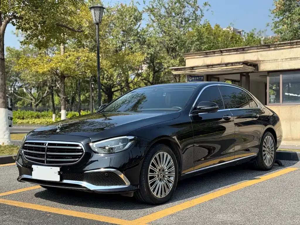 Mercedes-Benz E-Class — фото 1