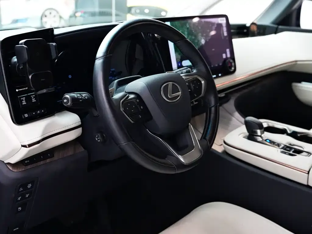 Lexus LM — фото 5