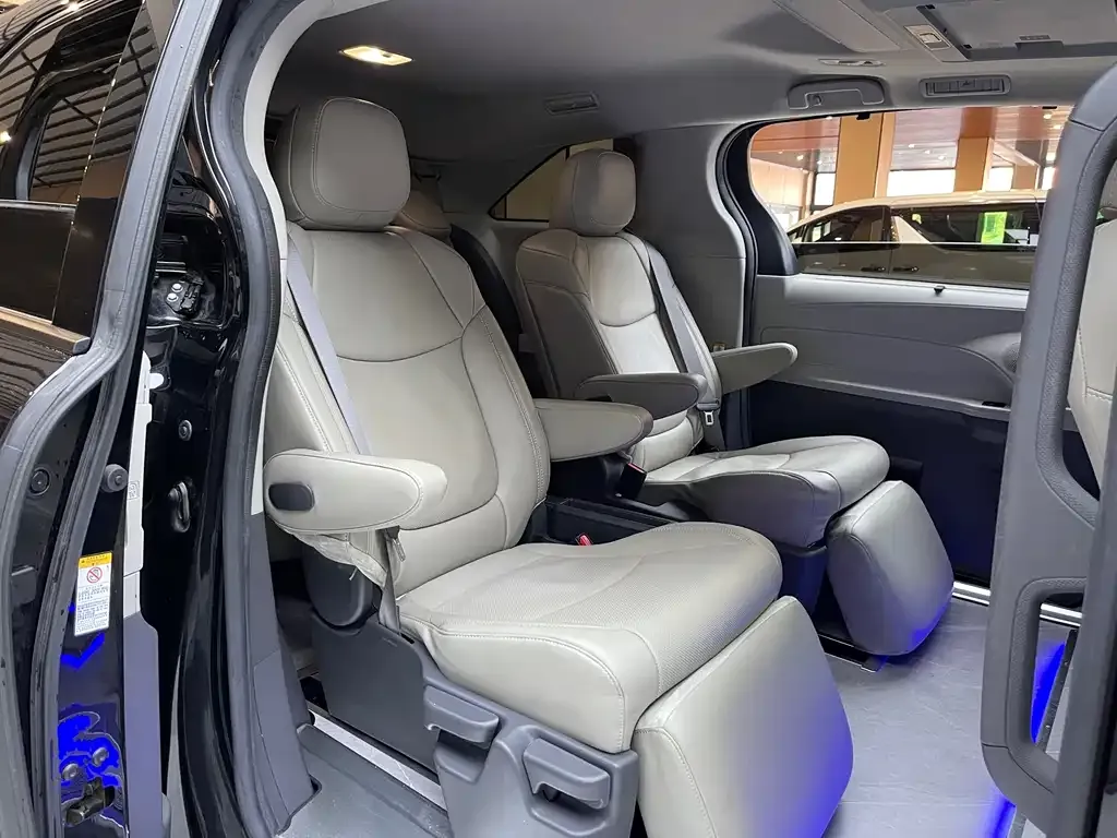 Toyota Sienna 2023 из CN, фото 5