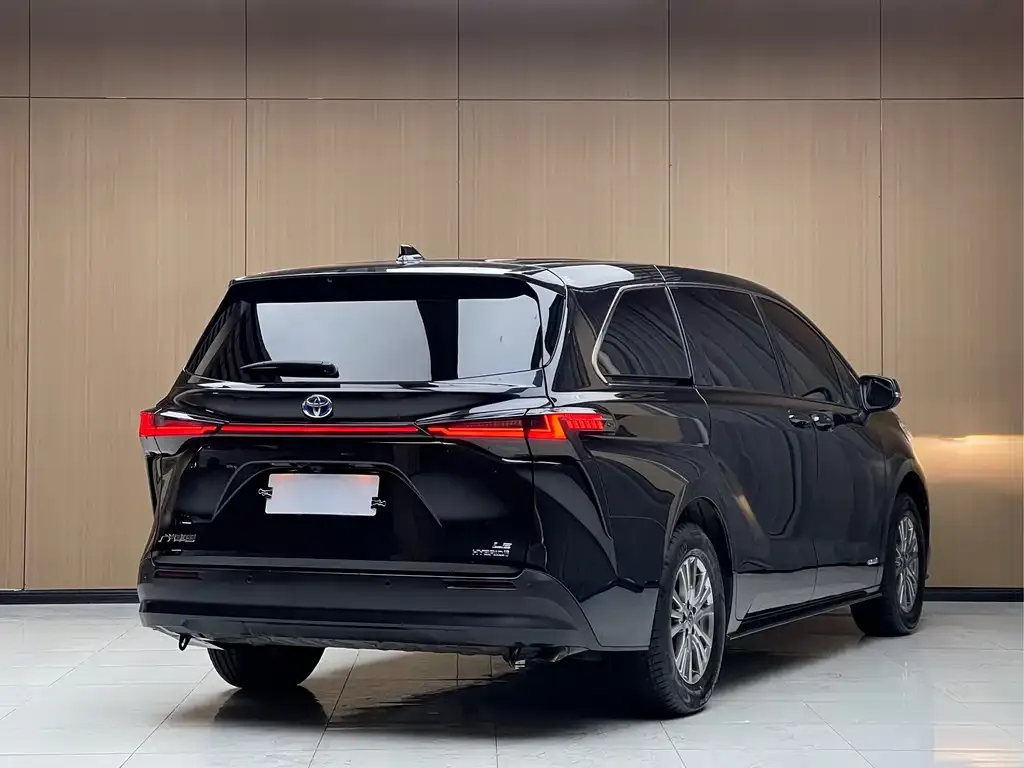 Toyota Sienna 2023 из CN, фото 2